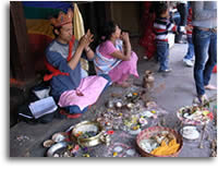 写真：密教の祈祷を行うネパールの金剛師（無断転載厳禁）